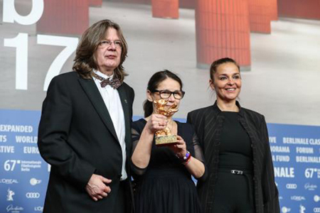 Đạo diễn người Hungary - Ildiko Enyedi (giữa) giành giải Gấu Vàng của Liên hoan phim Berlin 2017 với bộ phim tình yêu On Body and Soul.